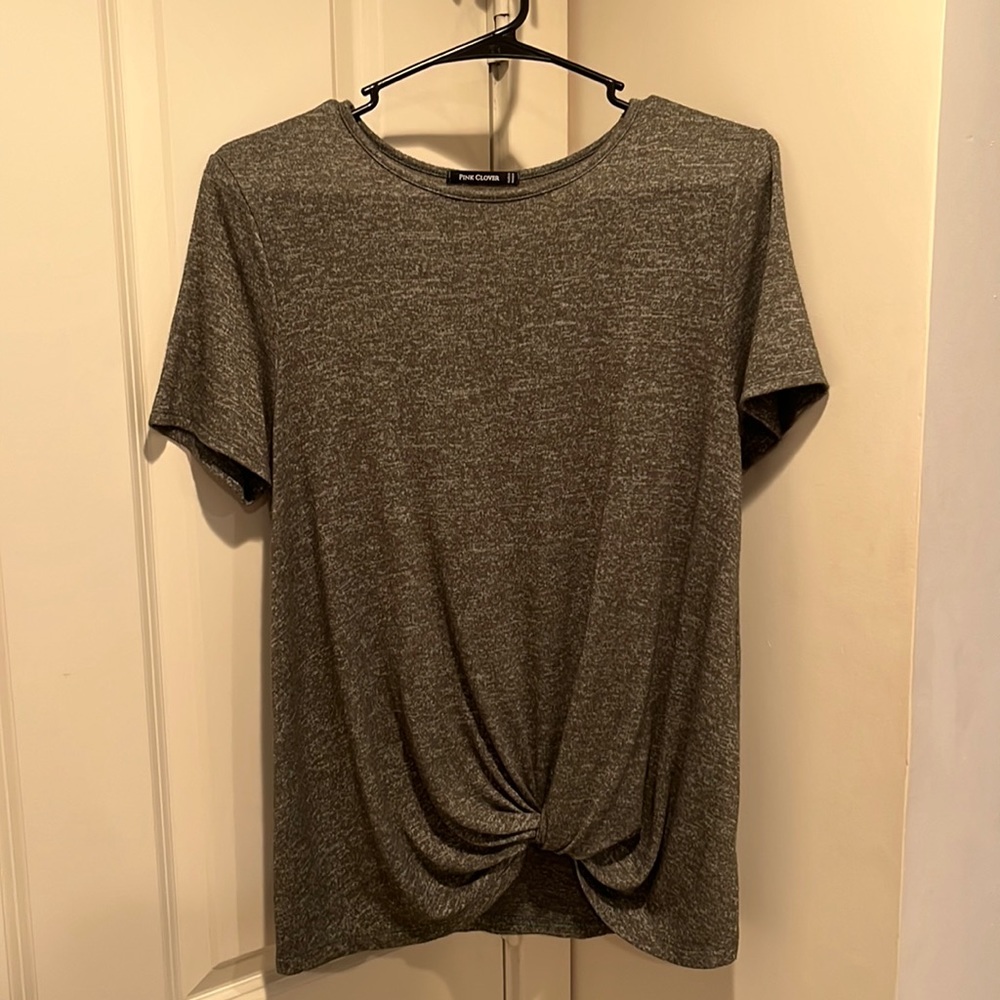 Dark green top with tie at the bottom. Gently worn. Size L